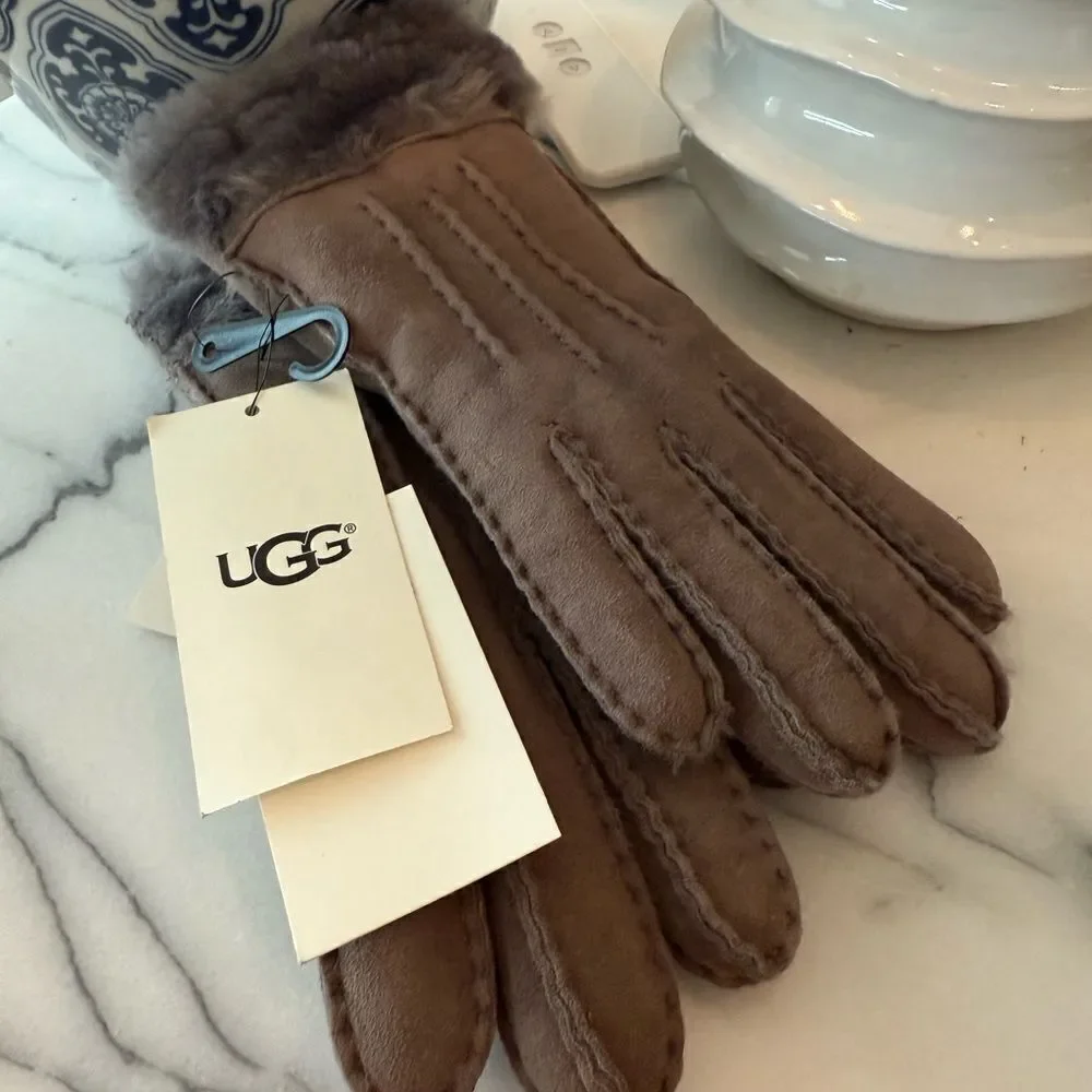 NWT UGG EXPOSED SHEEPSKIN GLOVE